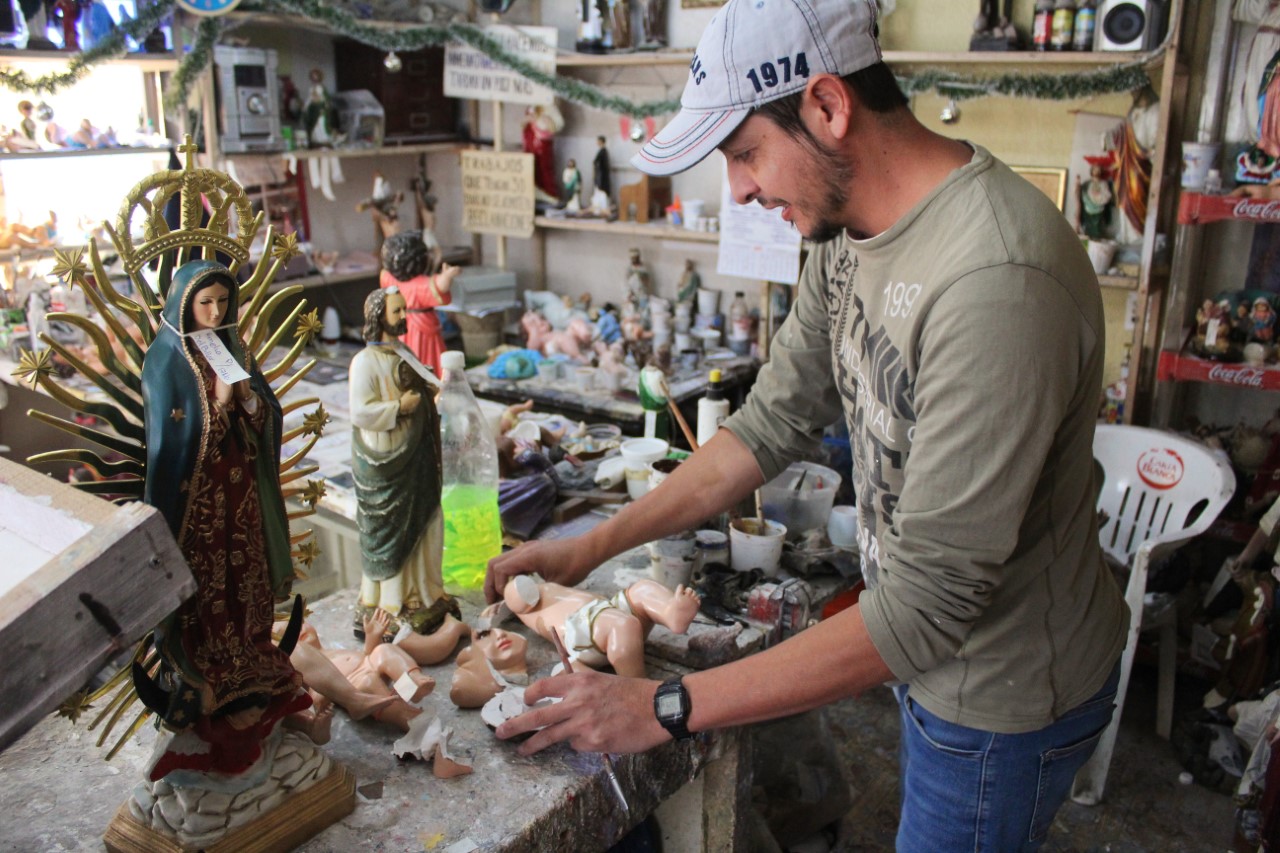 Las manos de Álvaro restauran el milagro del pesebre