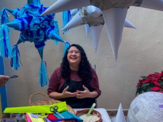 Elaboración de piñatas: arte, oficio y terapia para Korey