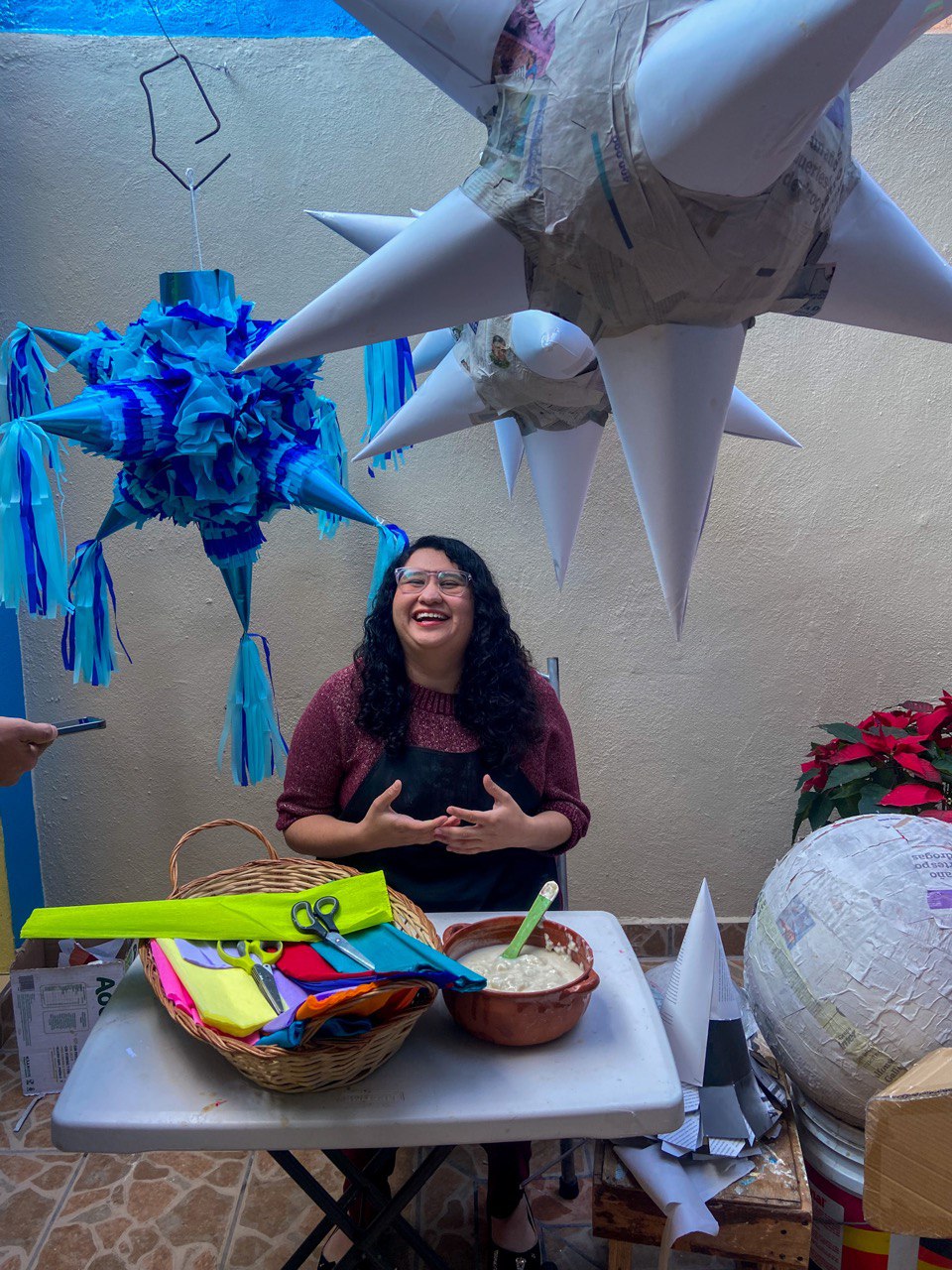 Elaboración de piñatas: arte, oficio y terapia para Korey