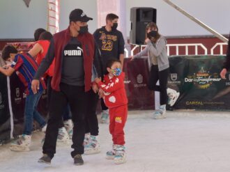 Visitan la pista de hielo más de 10 mil personas