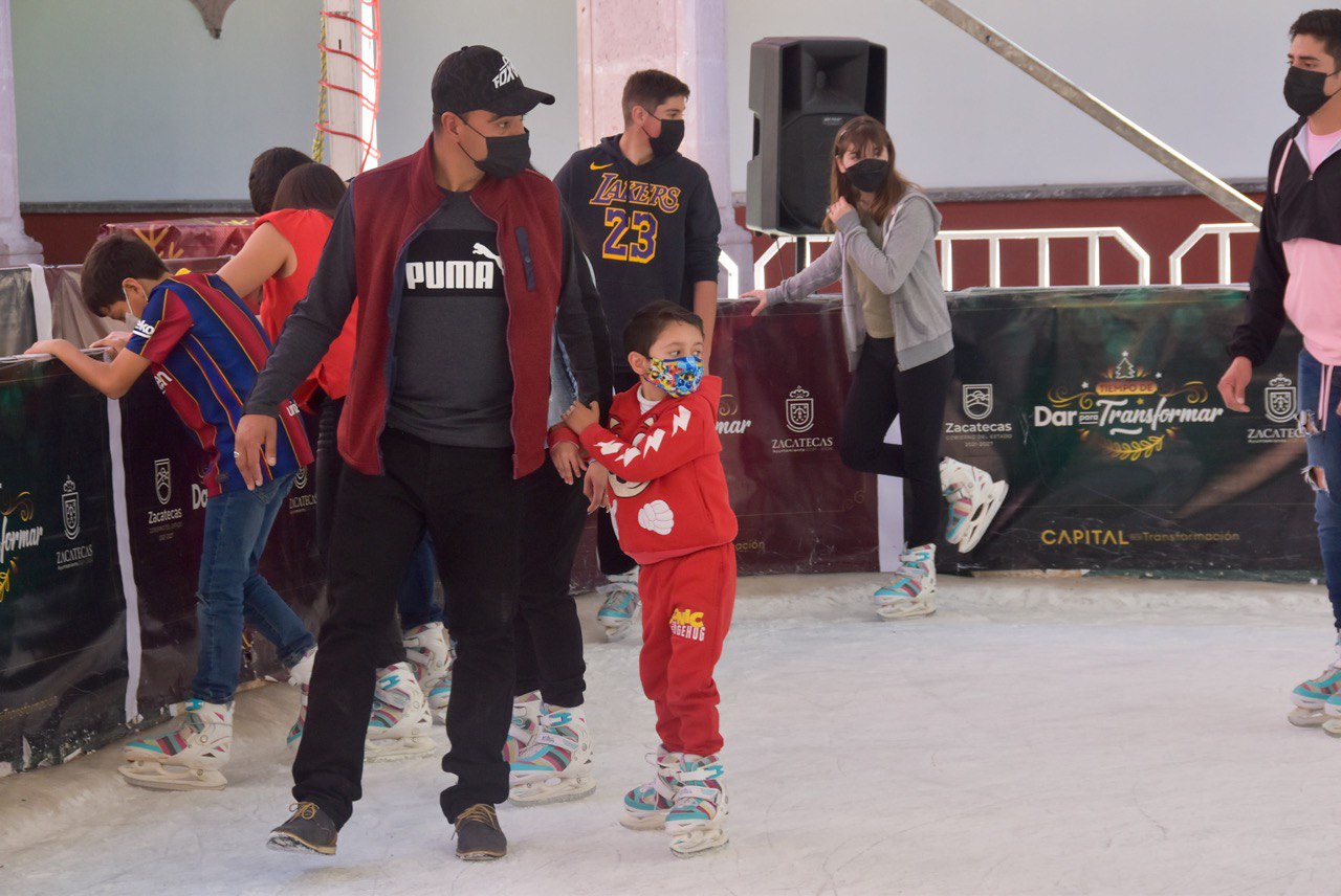 Visitan la pista de hielo más de 10 mil personas