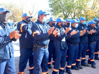 Entregan uniformes a colaboradores del SIMAPAJ