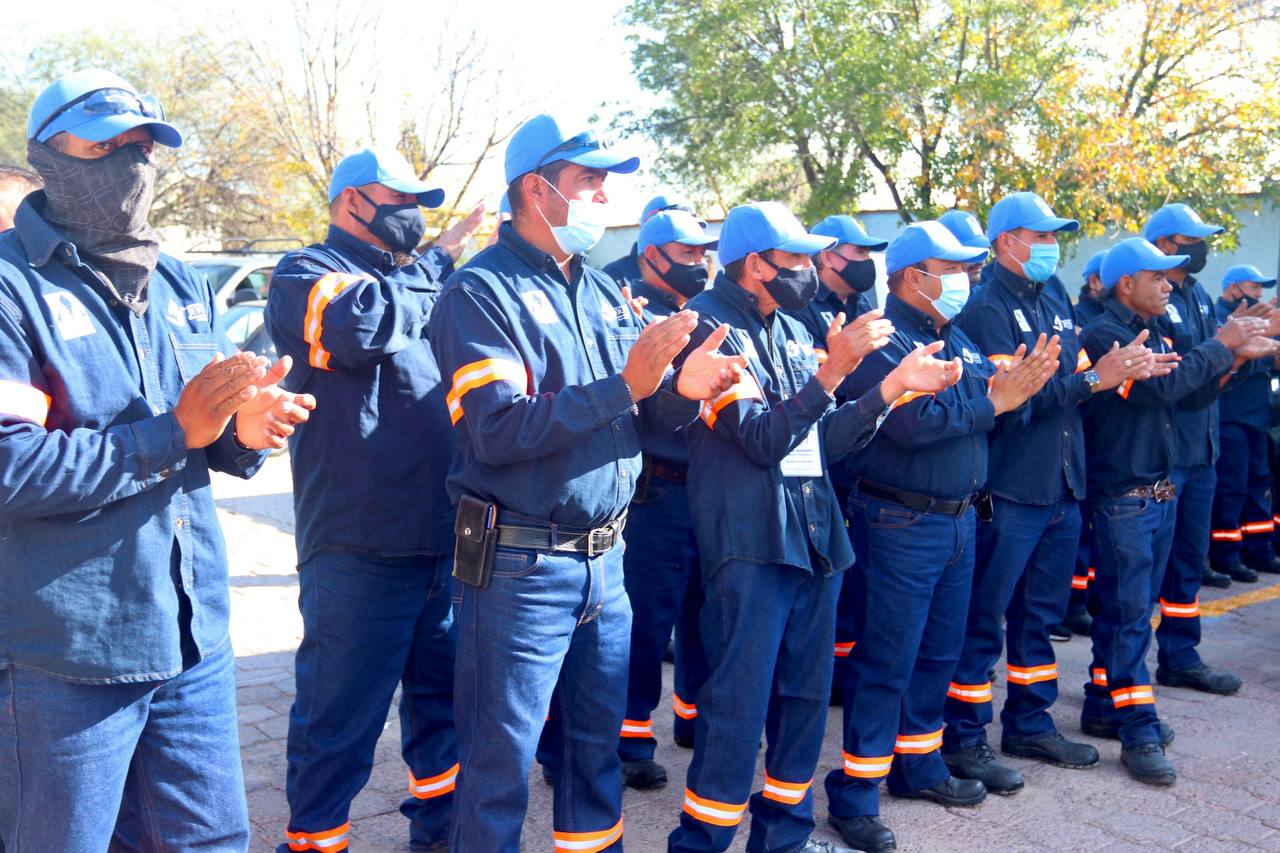 Entregan uniformes a colaboradores del SIMAPAJ