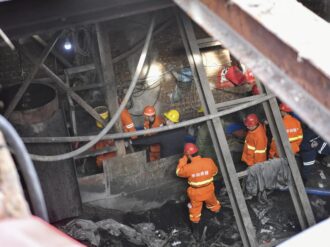 Quedan atrapados 12 trabajadores  en mina ilegal de carbón