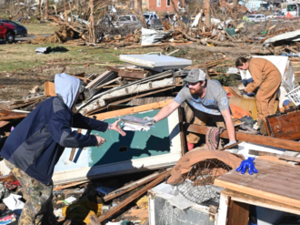 Tornados arrasan en EU; suman 84 muertos