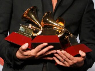 Por ómicron posponen Premios Grammy 2022