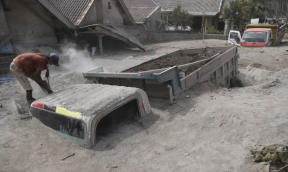 Continúa búsqueda de sobrevivientes tras erupción de volcán Semeru en Indonesia