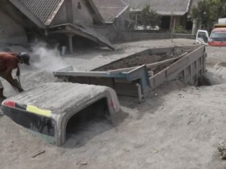 Continúa búsqueda de sobrevivientes tras erupción de volcán Semeru en Indonesia