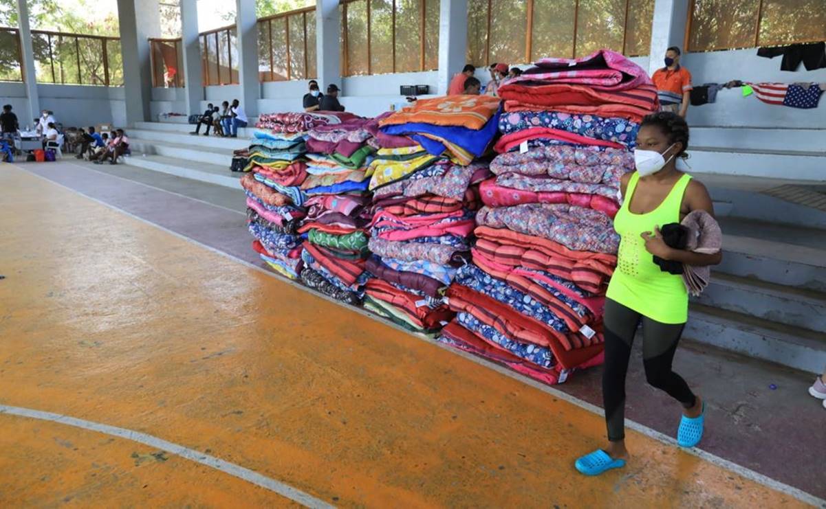 Luego de abandonarlos adaptan deportivo de Acapulco para recibir a migrantes
