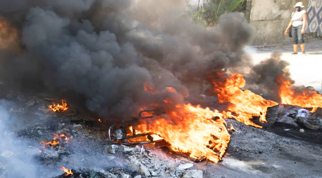 Mueren al menos 50 personas tras explosión de camión cisterna en Haití