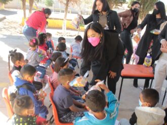 Entregan bolos a niños de Río Grande