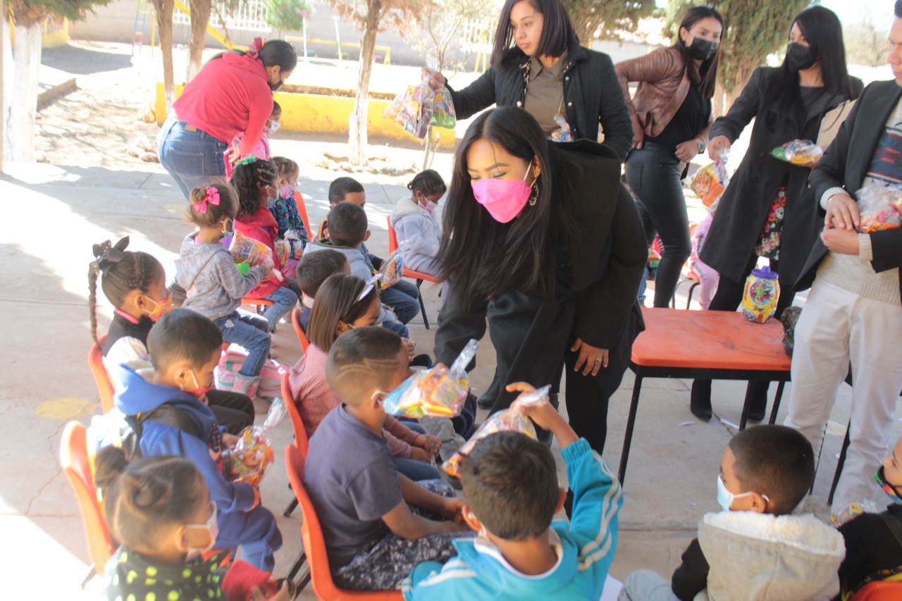 Entregan bolos a niños de Río Grande