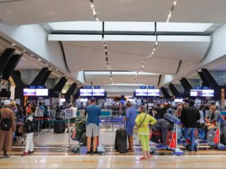 EU levanta restricciones de viaje a países de África ante ómicron