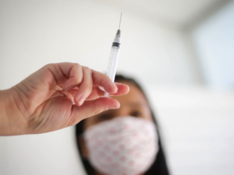 Pfizer y AstraZeneca son menos efectivas ante ómicron: Universidad de Oxford