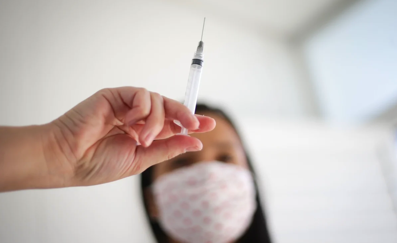 Pfizer y AstraZeneca son menos efectivas ante ómicron: Universidad de Oxford