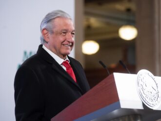 Minimiza AMLO recorte al INE; sí se puede hacer consulta, dice