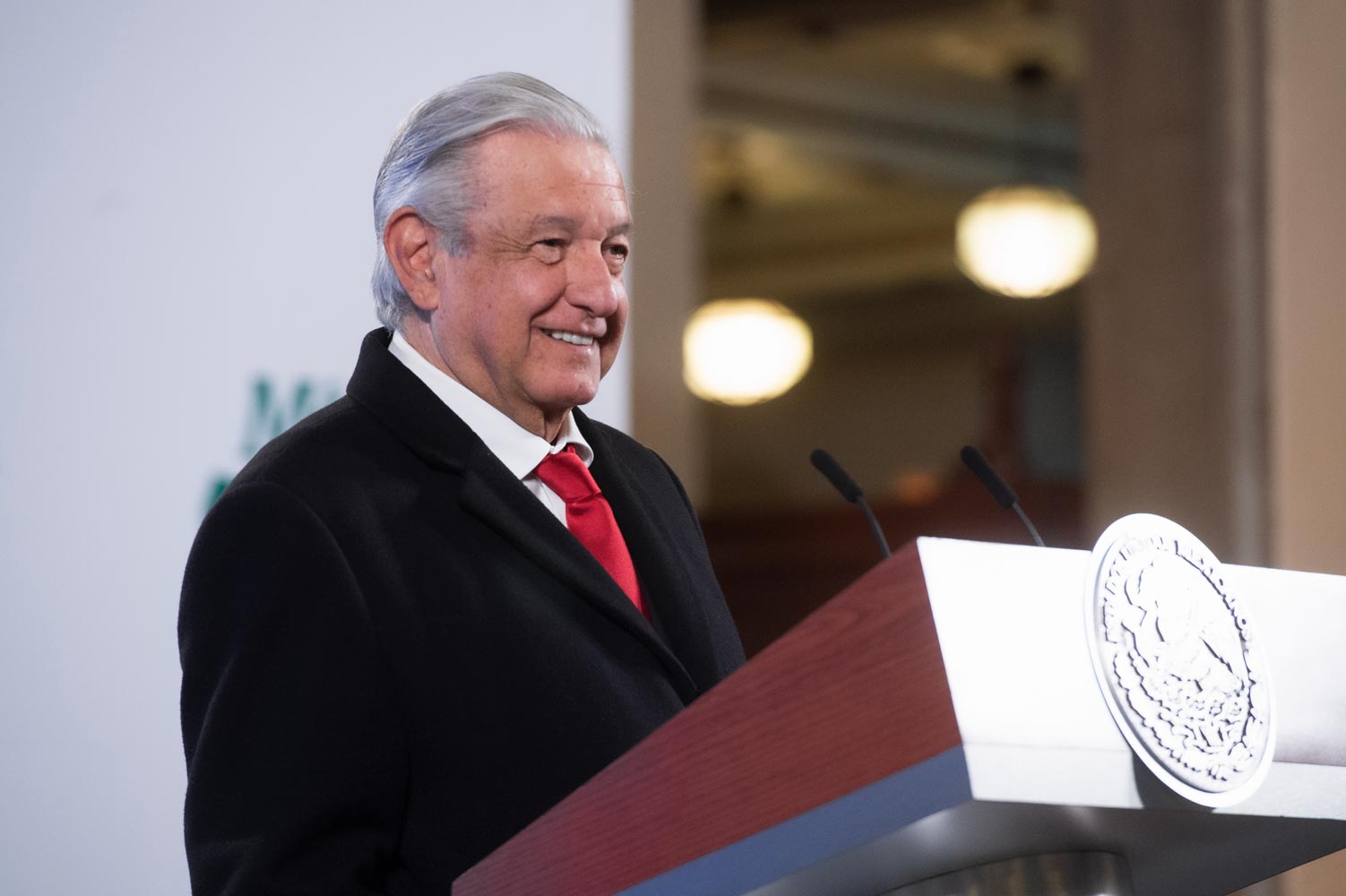 Minimiza AMLO recorte al INE; sí se puede hacer consulta, dice