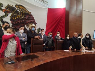 Irrumpen jubilados y pensionados al Congreso y se arma un zafarrancho