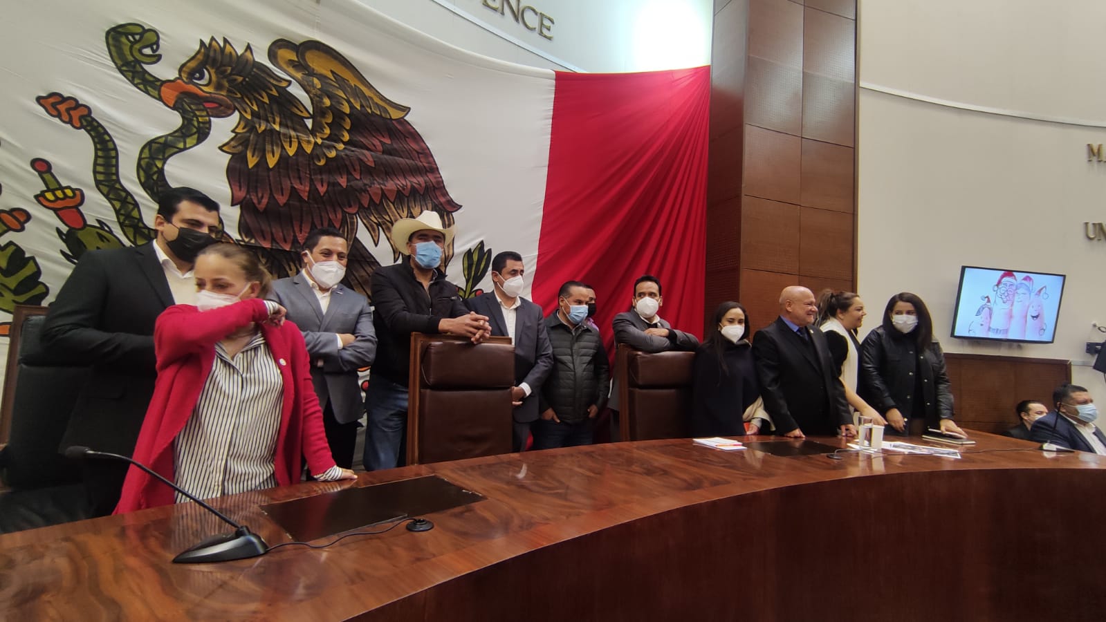 Irrumpen jubilados y pensionados al Congreso y se arma un zafarrancho