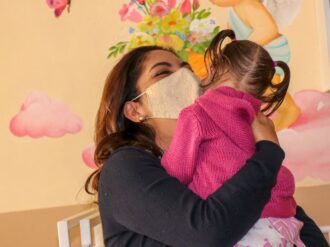 Lleva Sara Hernández de Monreal cunas y camas nuevas a Casa Cuna Plácido Domingo