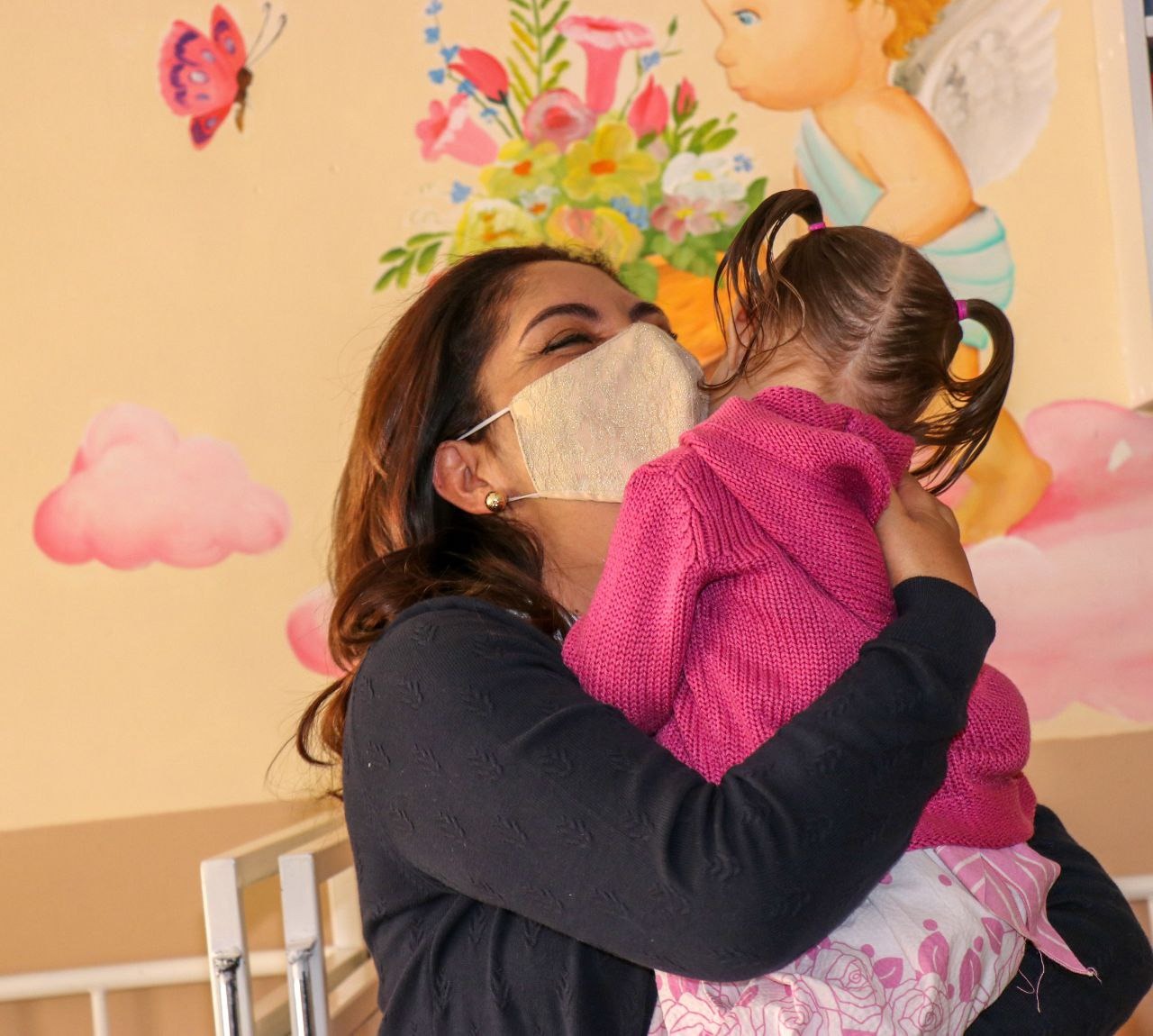 Lleva Sara Hernández de Monreal cunas y camas nuevas a Casa Cuna Plácido Domingo