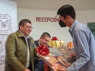 Premian a ganadores del os Primeros Juegos Florales Navideños