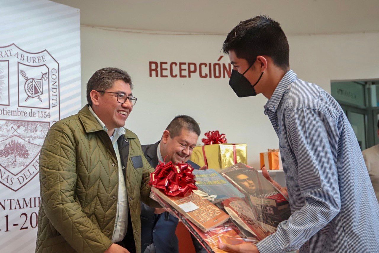 Premian a ganadores del os Primeros Juegos Florales Navideños