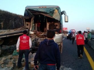 Volcadura de autobús de turismo deja dos muertos en Veracruz
