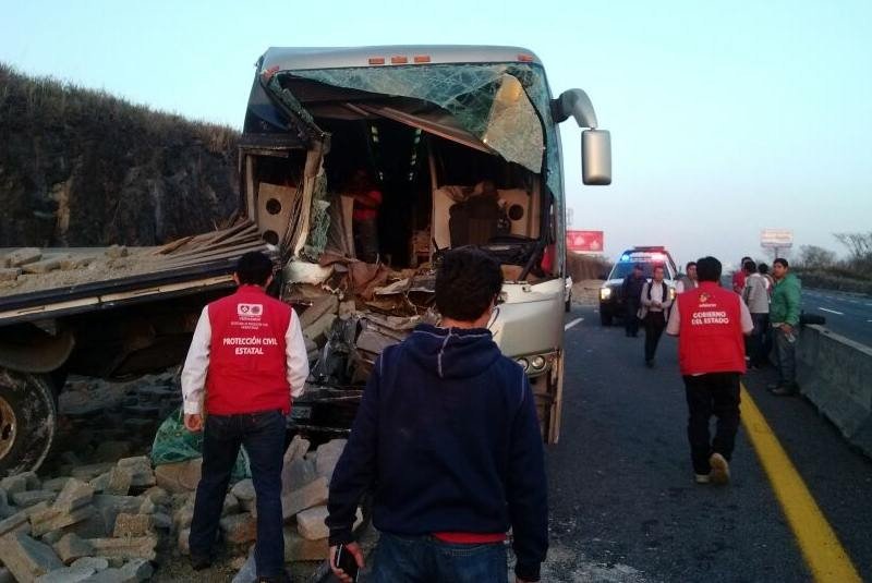 Volcadura de autobús de turismo deja dos muertos en Veracruz
