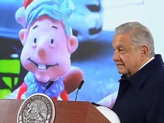 Llegan a Palacio Nacional «Santa AMLO» y «AMLO beisbolista»