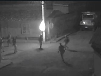 Captan cómo CJNG ataca con drones con explosivos a habitantes y Guardia Nacional en Michoacán