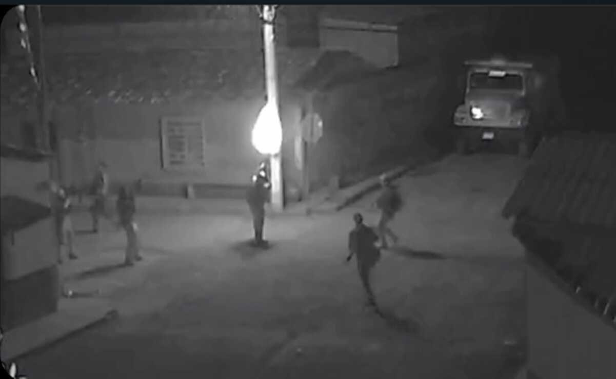 Captan cómo CJNG ataca con drones con explosivos a habitantes y Guardia Nacional en Michoacán