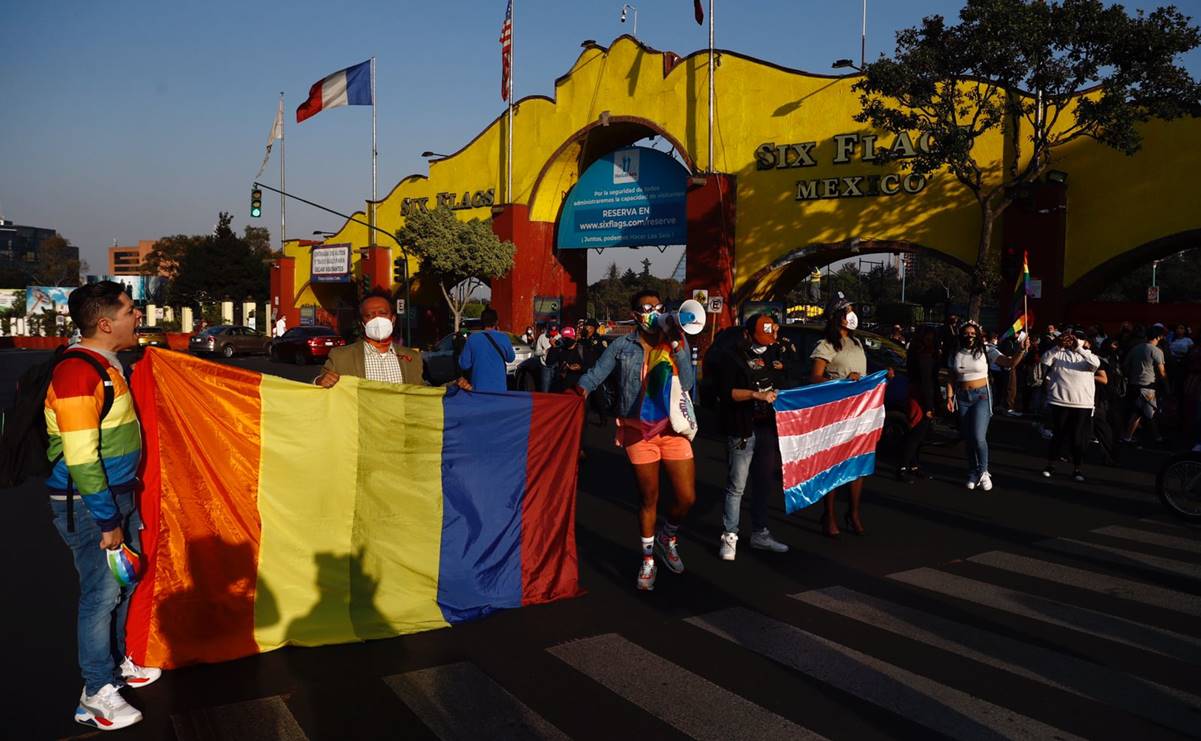 Comunidad LGBT aplica «besotón» y cierra vialidad al Ajusco en protesta por Six Flags