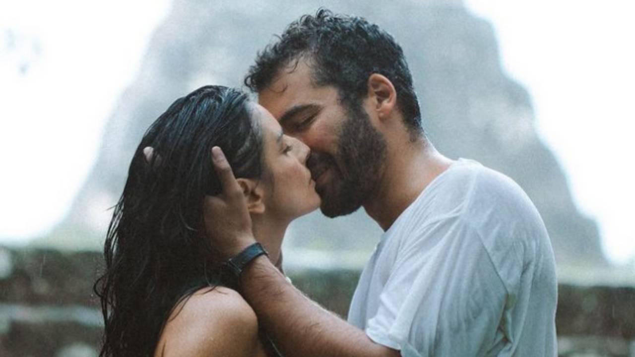 Aislinn Derbez presenta a su nueva pareja Jonathan Kubben