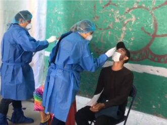 Aplican pruebas Covid y vacunas contra influenza a caravana migrante