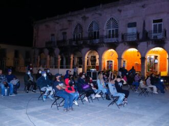 Decenas de familias jerezanas disfrutan de función en el Festival Navideño 2021