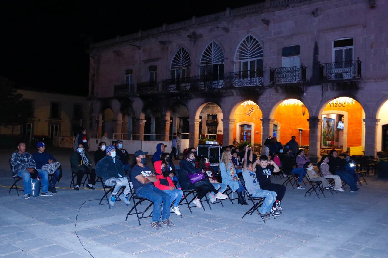 Decenas de familias jerezanas disfrutan de función en el Festival Navideño 2021