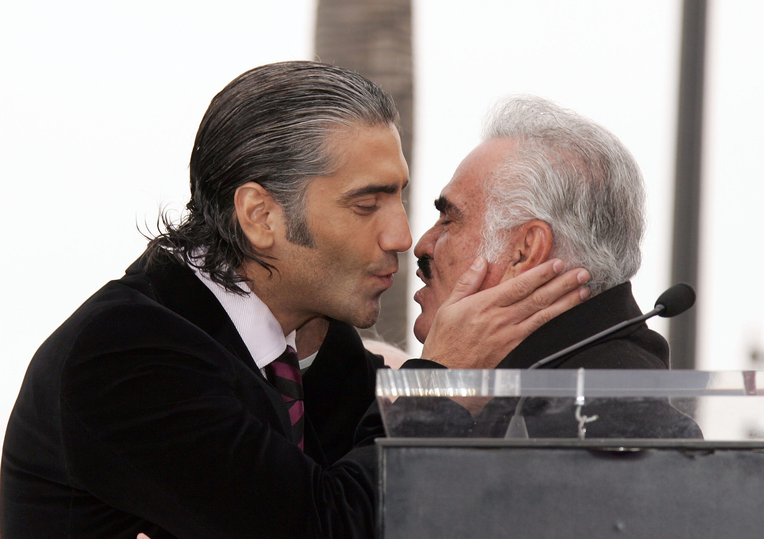 Besos en la boca, la cuestionada costumbre familiar de «Chente»