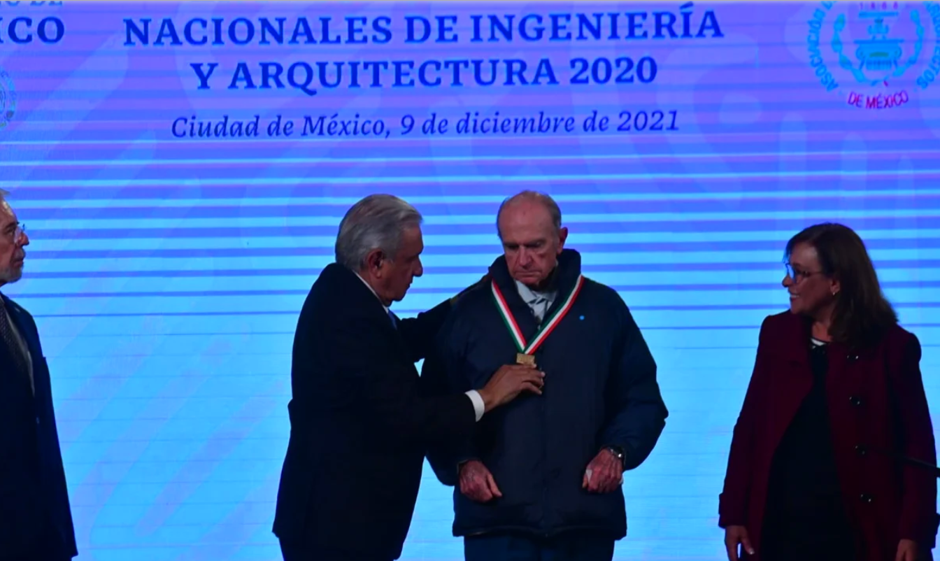 Lo que le dijeron ingenieros y arquitectos a AMLO sobre corrupción, transparencia, recortes y quema de gas