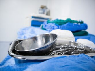 Multan a cirujana austriaca por amputar una pierna equivocada