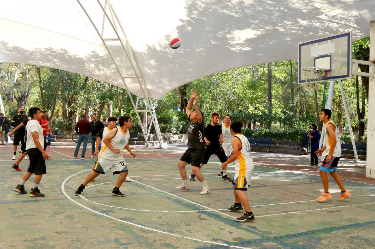 Entregan equipo a jóvenes deportistas jerezanos