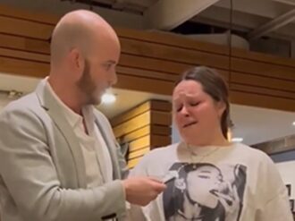 Mesera recibe propina de 100 mil pesos; gerente la despide