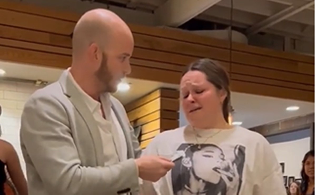 Mesera recibe propina de 100 mil pesos; gerente la despide