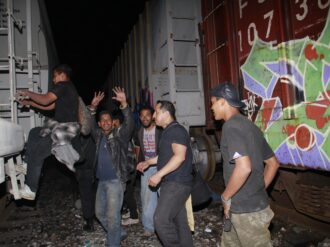 Operan en México 400 bandas de «polleros»