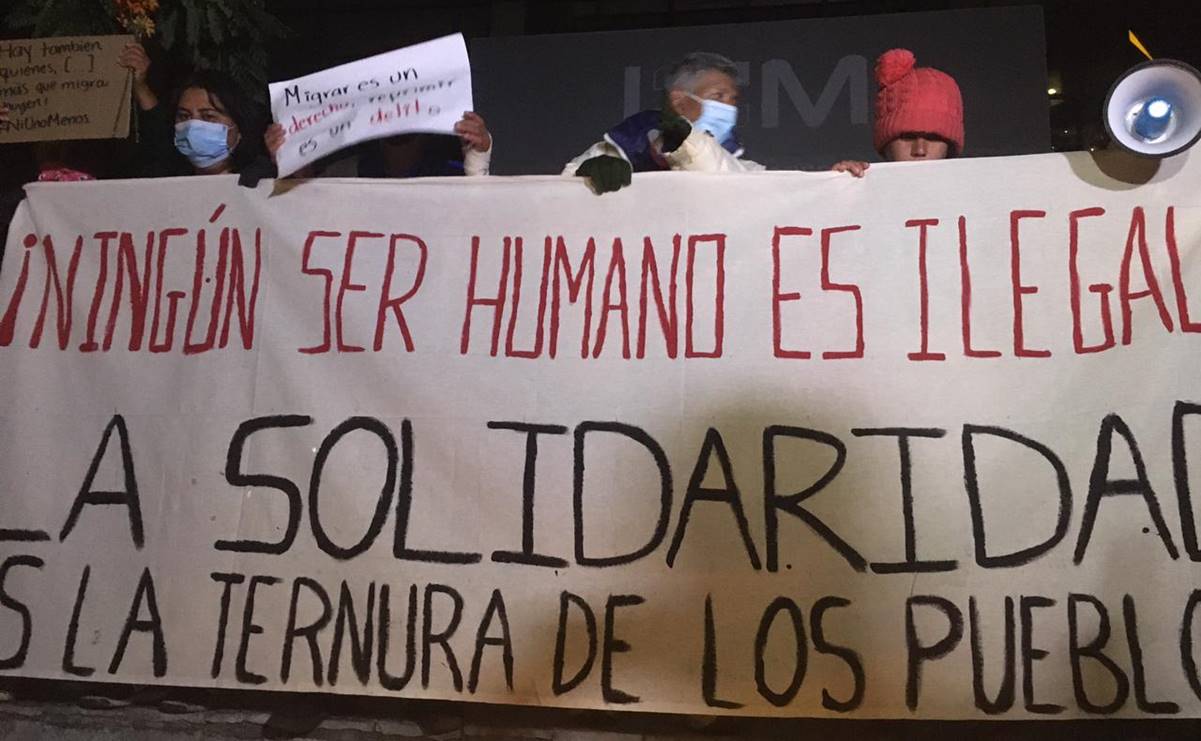 Migrantes piden en Palacio Nacional libre tránsito por todo el país
