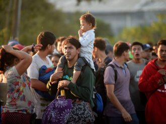 Aceptan por razones humanitarias reimplementar «Quédate en México»