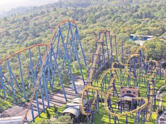 Six Flags elimina política de “comportamiento afectuoso” tras denuncia de discriminación por homofobia