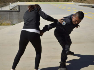 Enseñan a mujeres defensa personal