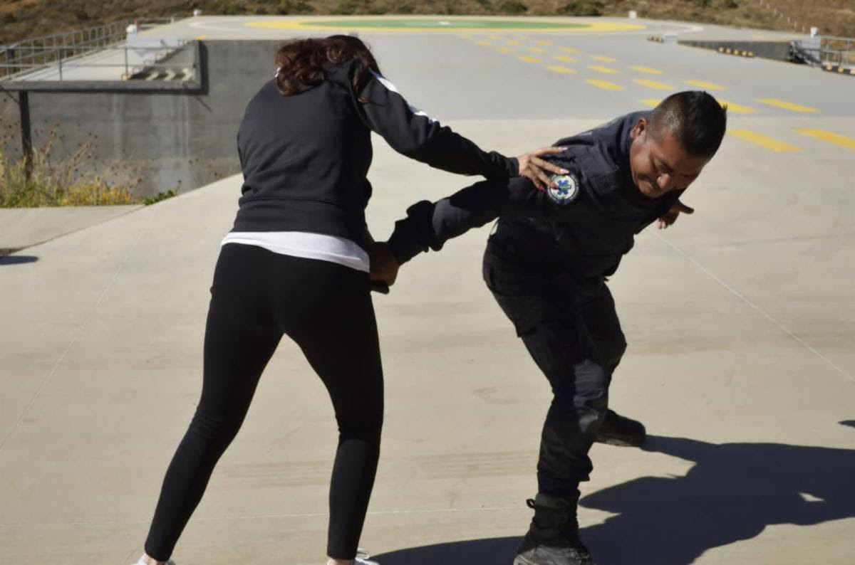 Enseñan a mujeres defensa personal