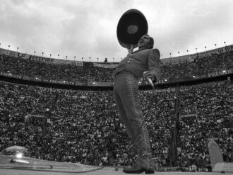 Familia, música y pleitos: un retrato de Vicente Fernández